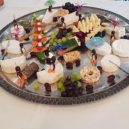 Hotel-restaurant-eifeltor فندق 3*