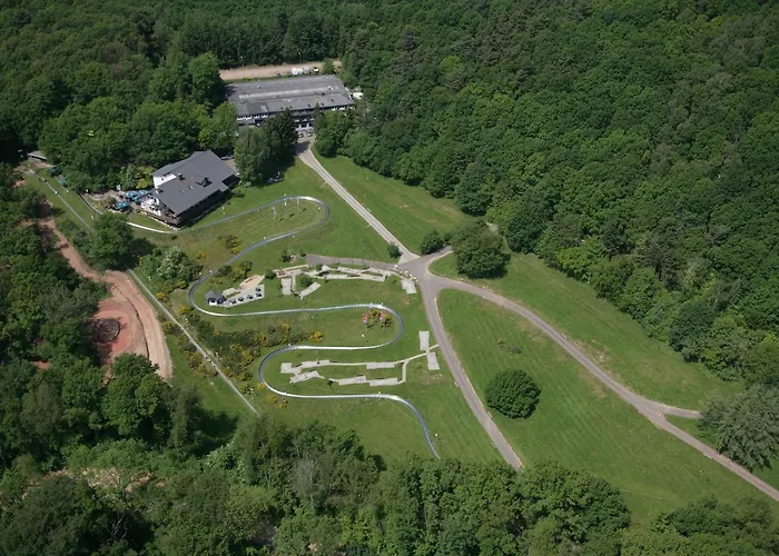 Hotel-restaurant-eifeltor מלון