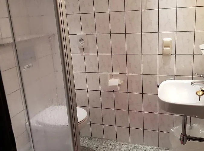 מלון Hotel-restaurant-eifeltor 3*