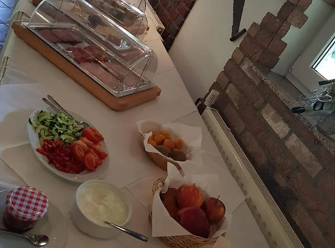 Hotel-restaurant-eifeltor מלון 3*